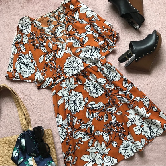 Charlotte Russe Dresses & Skirts - Charlotte Russe Floral Dress